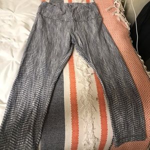Lulu Lemon grey pattern crop leggings